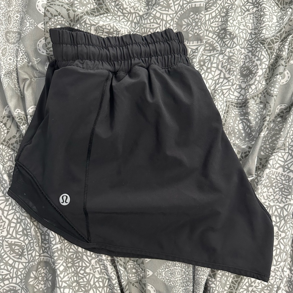 Lululemon Hotty hot LR shorts 2.5